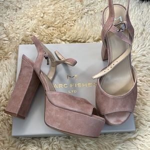 Marc Fisher 7.5 nude platforms heels